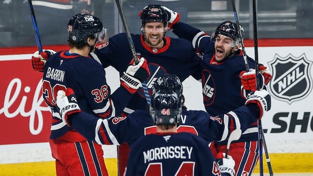 iafallo-scores-twice,-hellebuyck-earns-7th-shutout,-as-winnipeg-jets-blank-devils-4-0
