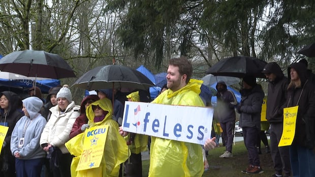 negotiations-between-union,-employer-‘definitely-not-moving-forward’-in-lifelabs-strike:-bcgeu-rep