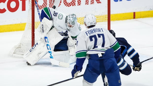 teammates-‘wowed’-after-perfetti-fires-wrist-shot-past-vancouver-in-jets’-3-1-victory