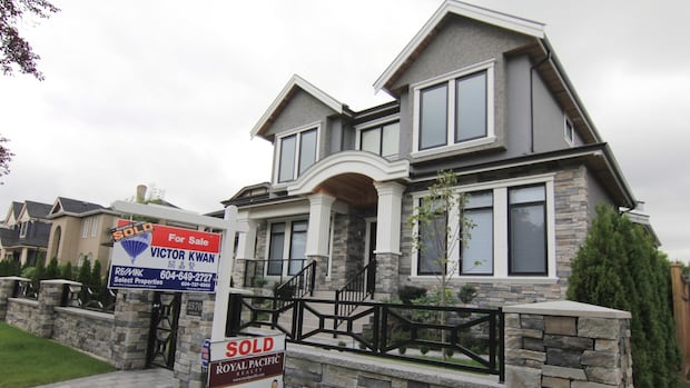 what-does-‘middle-class’-mean-in-canada,-and-who-does-it-leave-behind?