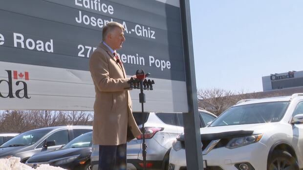 maxime-bernier-pitches-sweeping-tax-cuts-during-campaign-stop-on-pei.