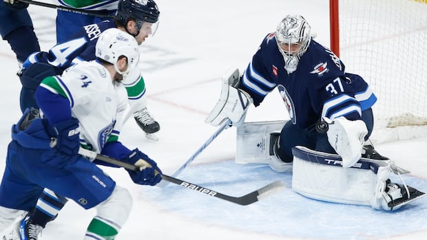 as-mvp-buzz-builds,-hellebuyck-says-his-main-focus-is-backstopping-jets-to-a-stanley-cup