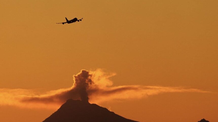 scientists-believe-an-alaskan-volcano-is-about-to-erupt.-heres-how-theyre-preparing