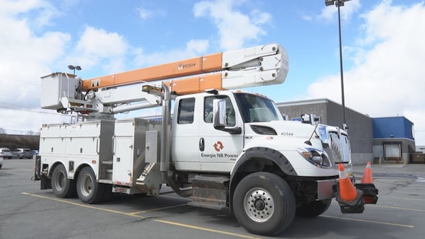 nb.-power-crews-head-to-ontario-after-ice-storm-knocks-out-power