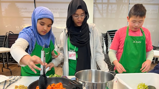 as-these-kids-get-hands-on-with-food,-they’re-also-learning-about-climate-change