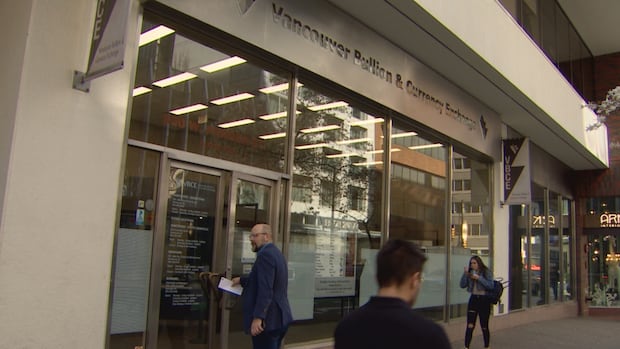 metro-vancouver-gold-dealers-see-demand-surge-amid-economic-uncertainty