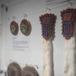 une-nouvelle-exposition-dart-celebre-les-boucles-doreilles-autochtones-bougies
