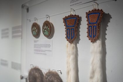 une-nouvelle-exposition-dart-celebre-les-boucles-doreilles-autochtones-bougies