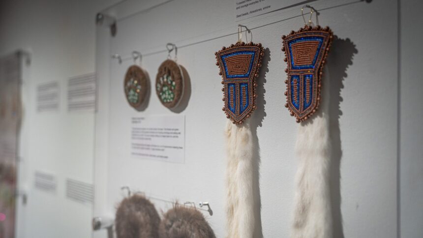une-nouvelle-exposition-dart-celebre-les-boucles-doreilles-autochtones-bougies