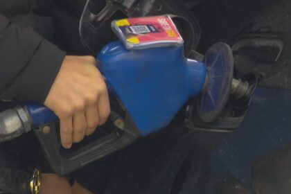 quebec-drivers-fill-up-in-ottawa-after-carbon-tax-cut
