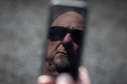 an-rcmp-officer-and-a-retired-vancouver-cop-say-not-even-police-are-safe-from-high-tech-spyware