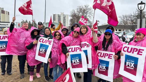personal-care-home-workers-picket-in-winnipeg-to-decry-extendicare-payroll-problems