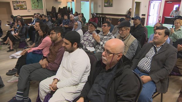 eager-to-vote,-new-canadians-get-crash-course-on-electoral-system-in-winnipeg