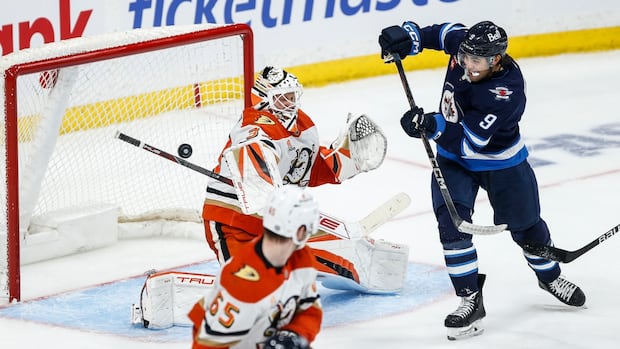 winnipeg-closes-out-regular-season-with-2-1-over-ducks-to-set-franchise-points-record