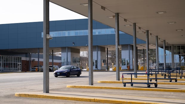 nearly-900,000-fewer-people-went-to-the-us.-in-march-as-cross-border-travel-plummets