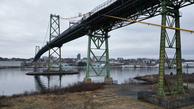 premier-defends-contract-with-american-company-to-strip-macdonald-bridge