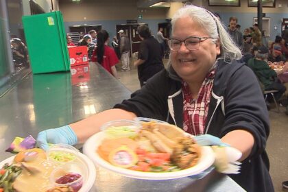 hundreds-of-winnipeggers-enjoy-an-easter-meal-at-siloam-mission