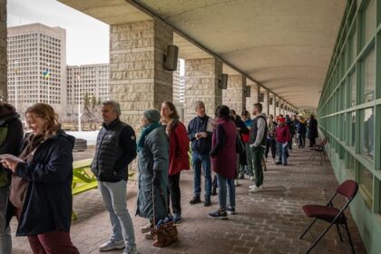 long-lines-at-polling-stations-as-canadians-turn-up-for-advance-voting
