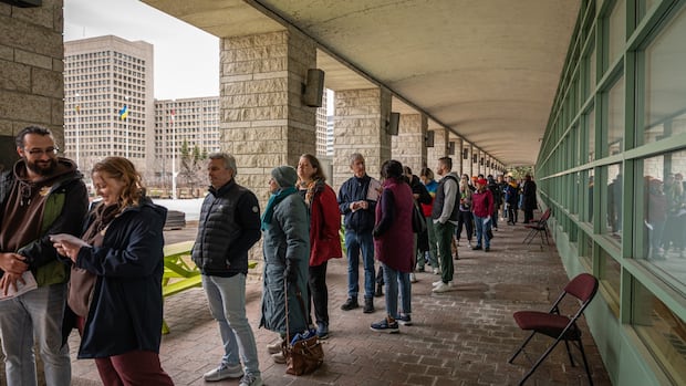 long-lines-at-polling-stations-as-canadians-turn-up-for-advance-voting