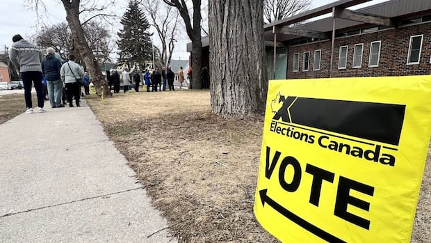 lineups-‘out-the-door’-on-1st-day-of-advance-voting-in-winnipeg