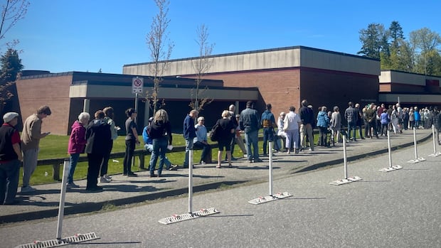 day-1-of-advance-voting-sees-long-lines-at-metro-vancouver-polling-stations