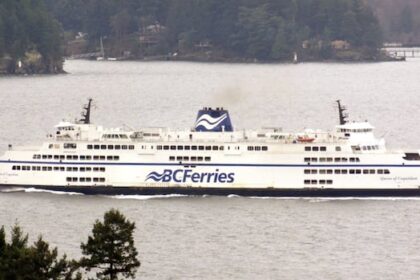 tugboat-brings-in-bc.-ferry-after-mechanical-failure-on-busy-easter-weekend