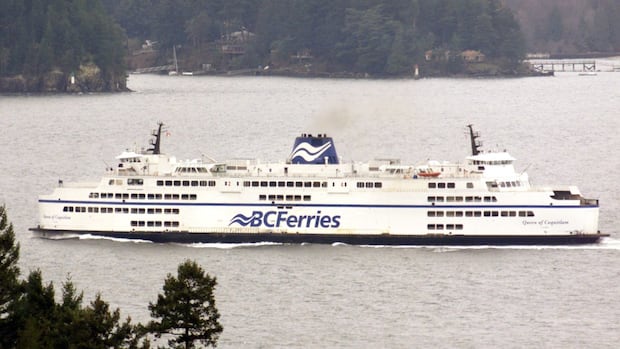 tugboat-brings-in-bc.-ferry-after-mechanical-failure-on-busy-easter-weekend