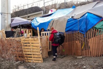 poilievre-promises-to-let-police-dismantle-encampments,-arrest-occupants