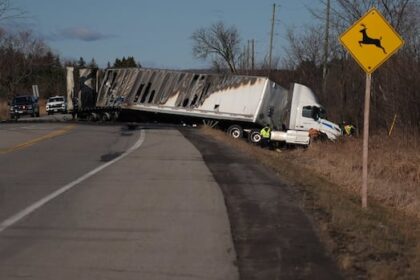 man-dies-in-crash-with-tractor-trailer-in-ottawa’s-east-end