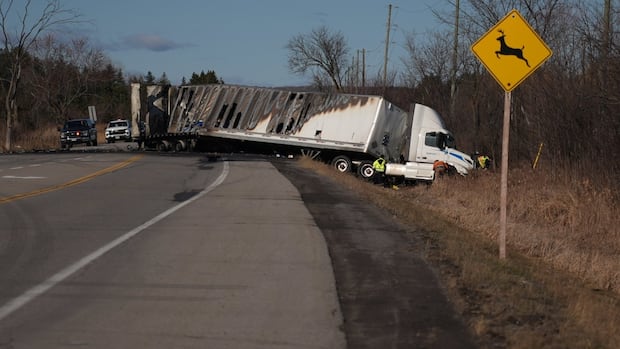 man-dies-in-crash-with-tractor-trailer-in-ottawa’s-east-end