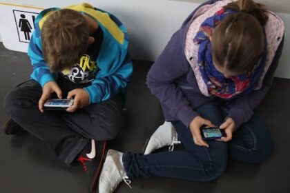 quebec-committee-recommends-full-ban-on-cellphones,-electronic-devices-at-schools
