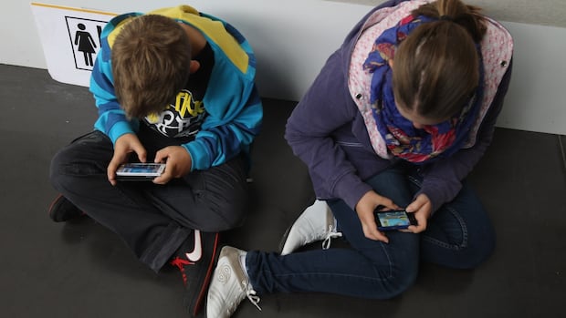 quebec-committee-recommends-full-ban-on-cellphones,-electronic-devices-at-schools