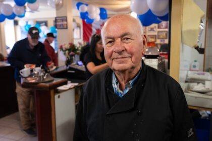 ‘a-family-diner-like-no-other’:-ottawa-breakfast-fixture-john’s-to-close-after-51-years