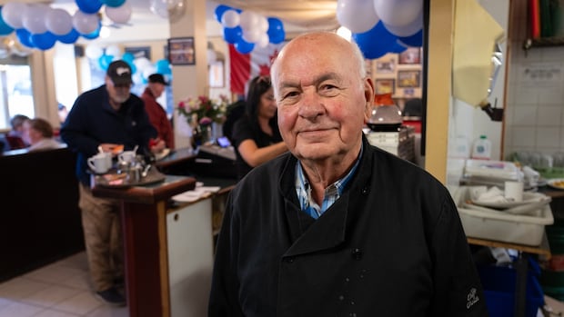 ‘a-family-diner-like-no-other’:-ottawa-breakfast-fixture-john’s-to-close-after-51-years