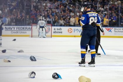 hats-fly,-hellebuyck-yanked,-as-blues-pound-jets-7-2-to-win-game-3-in-st.-louis