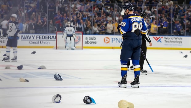 hats-fly,-hellebuyck-yanked,-as-blues-pound-jets-7-2-to-win-game-3-in-st.-louis