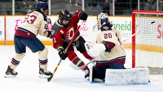 ashton-bell-helps-charge-ring-up-victoire-3-2;-ottawa-closes-in-on-pwhl-playoff-spot