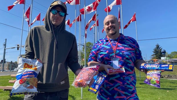 hundreds-of-americans-accept-bc.-man’s-social-media-invite,-attend-festival-in-nanaimo