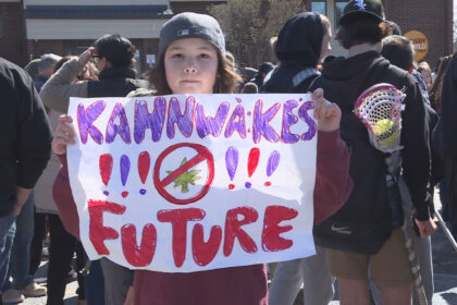 une-manifestation-pour-dire-non-aux-dispensaires-de-cannabis-a-kahnawake