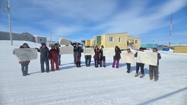 ‘the-children-are-eating-less-now’:-nunavummiut-protest-end-of-food-voucher-program