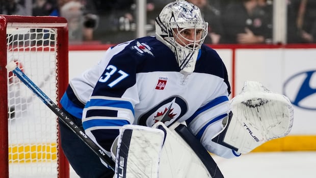jets’-connor-hellebuyck-named-vezina-finalist-yet-again,-despite-playoff-struggles