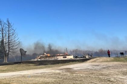homes-destroyed-as-large-grass-fire-burns-in-manitoba’s-peguis-first-nation
