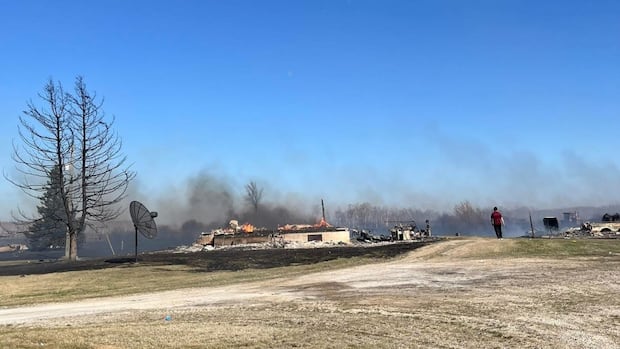 homes-destroyed-as-large-grass-fire-burns-in-manitoba’s-peguis-first-nation
