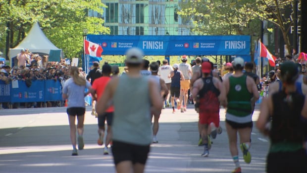 record-breaking-25,000-runners-race-in-bmo-vancouver-marathon