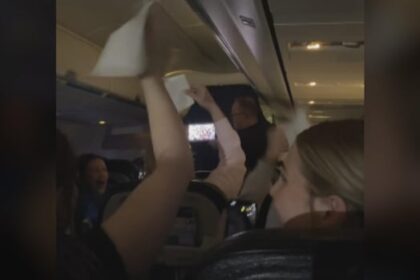 ‘literally-a-whiteout-on-the-plane’:-jets-fans-cheer-for-team-during-flight