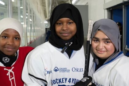 hockey-and-hijabs:-new-to-canada-and-the-sport,-these-girls-have-found-their-game