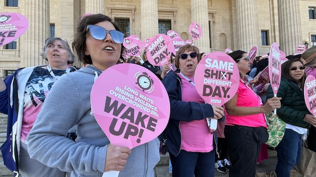 nurses-rally-by-the-hundreds-to-say-manitoba’s-health-care-system-hasn’t-improved-under-ndp