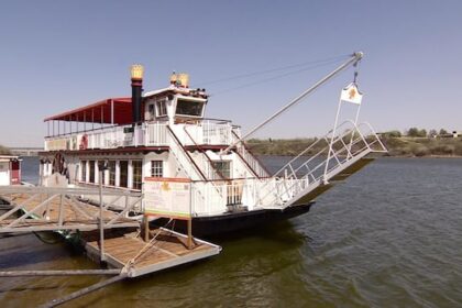 saskatoon-riverboat-prairie-lily-docked-due-to-low-water-levels,-sandbars