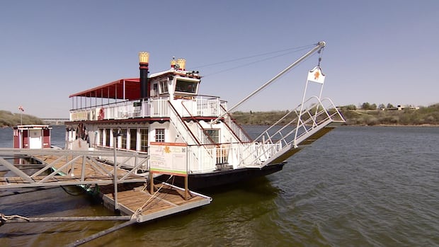 saskatoon-riverboat-prairie-lily-docked-due-to-low-water-levels,-sandbars