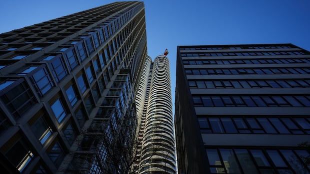 metro-vancouver-housing-prices-may-lower-amid-economic-uncertainty,-experts-say